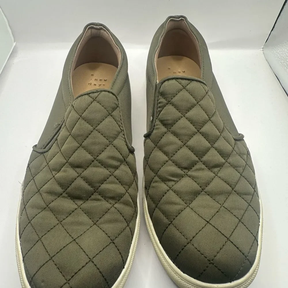 A New Tan Olive Quilted Slip-On Loafers size 9.5